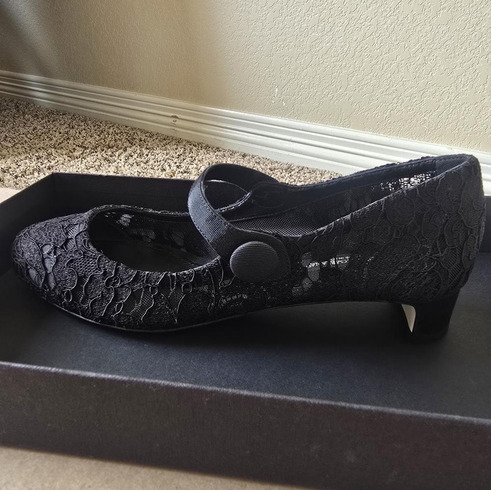 Dolce And Gabbana Corded Lace Mary Jane Heels 36 NWOT